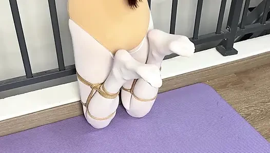 Танцевальный костюм с белыми чулками, чисто наказание