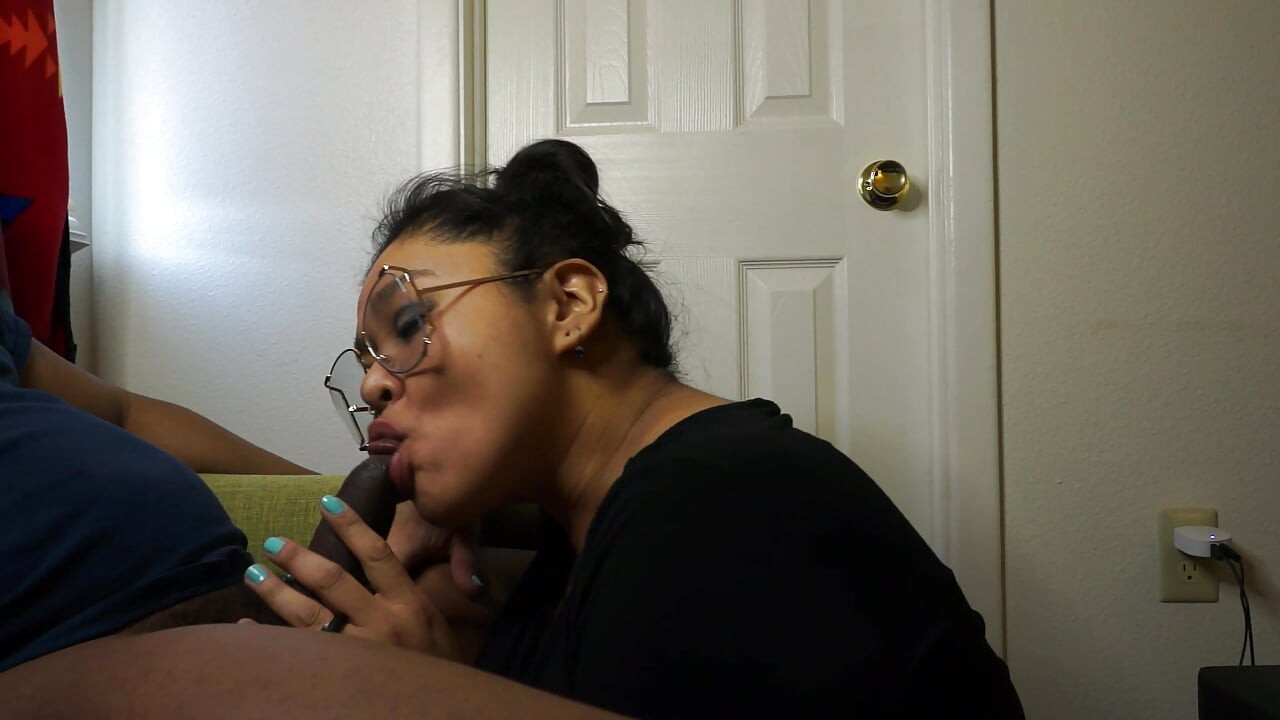 Menarik batang itu dengan tekaknya