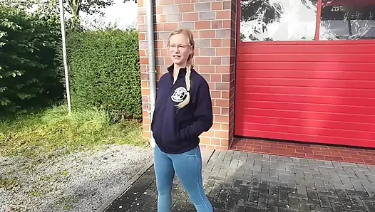 Feuerwehr Praktikantin PUBLIC gecreampied + GRATIS BONUS CREAMPIE