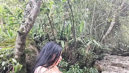 Cewek semok kolombia ini ketemu sama orang asing di pinggir sungai dan minta cowok ini untuk ngentot memek sempitnya yang lagi sange berat