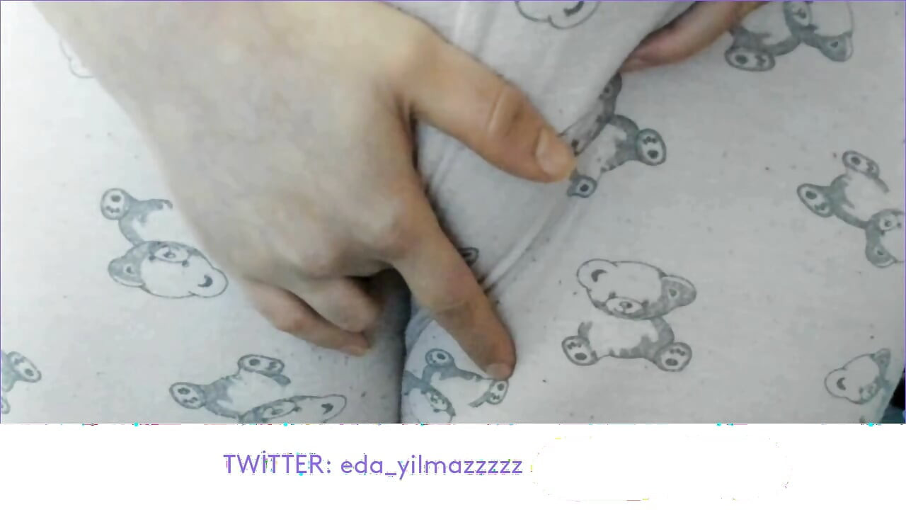 CAMELTOE- MASTURBATION IN PAJAMAS- PUFFED PUSSY- TURKISH PORN