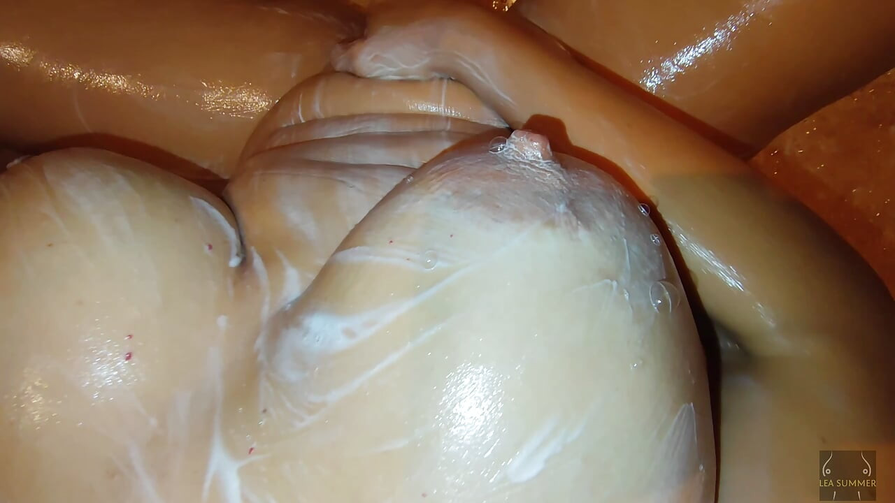 Wenn ich unter der dusche bin, werde ich wirklich angemacht und masturbiere am ende mit einem riesigen dildo und habe mehrere Kitzler-orgasmen.