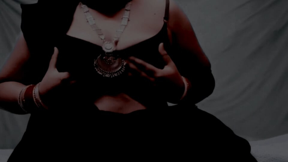 看到旁遮普继兄弟在洗澡时拍摄热辣的裸体