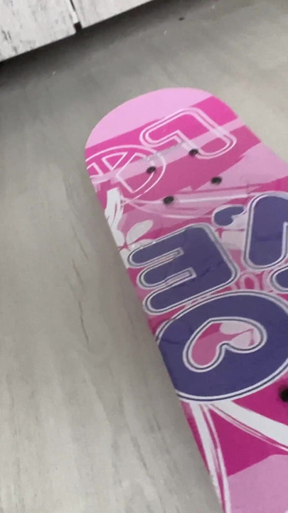 내 스케이트보드에서 오줌 싸고 물웅덩이를 가까이서 보여줘