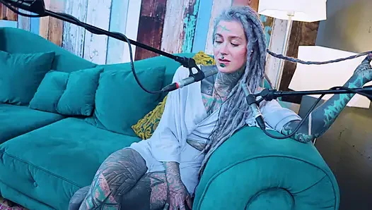 Aku bicara tentang J - Jelousy - ASMR podcast SFW berbicara dengan gadis kurus gothic model bertato rambut gimbal