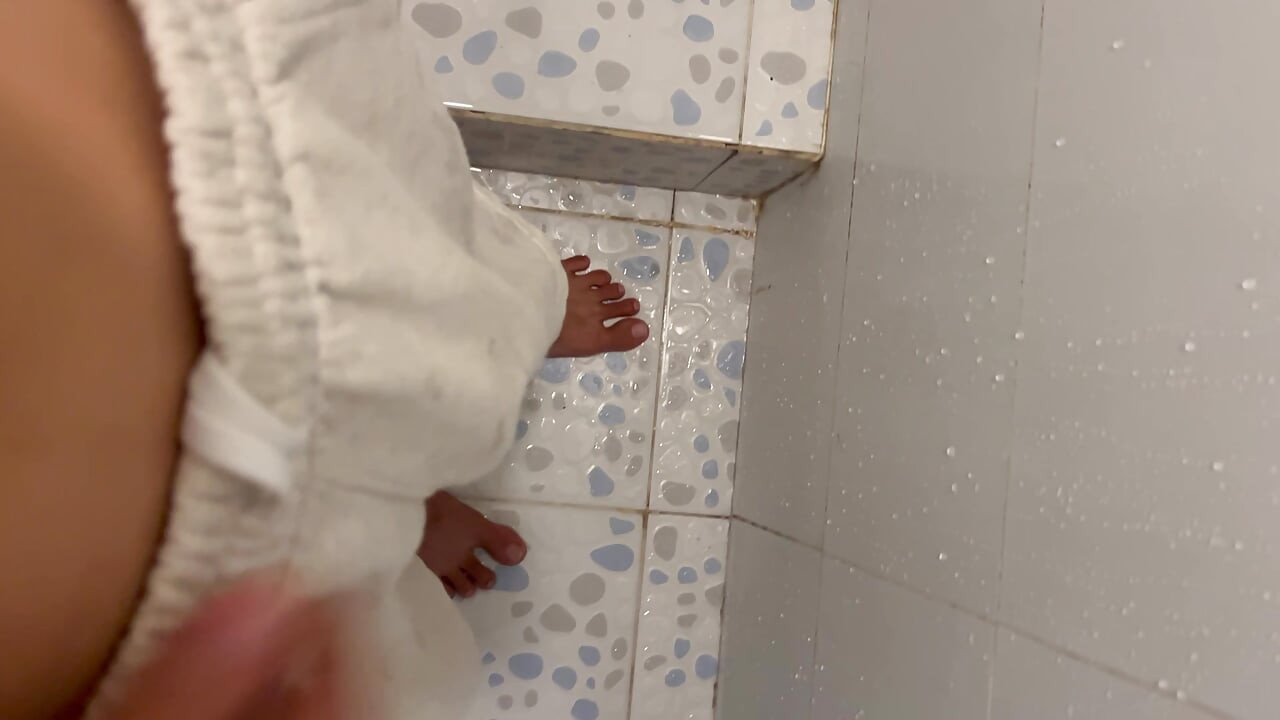Un băiat de 18 ani se masturbează în baia surorii sale vitrege