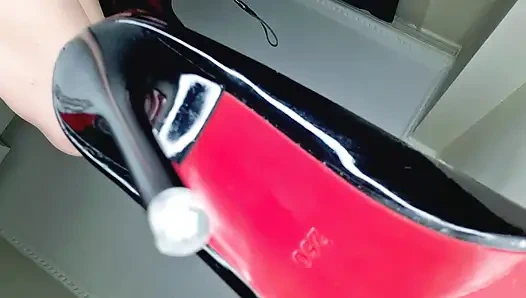 Dev kadın sever misin? Topuklu ayakkabılarla veya ayaklarımızla sizi kolayca ezabiliriz. Tabanlar, topuklu ayakkabılar, ayak fetişi.