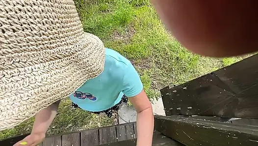 Draußen lutschte ich einen fremden und er fickte mich