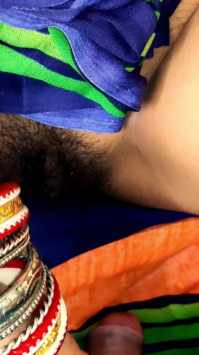 Indisk Punjabi utro kone ser perfekt Desi sexet i denne hot kjole, mens hendes saftige bryster