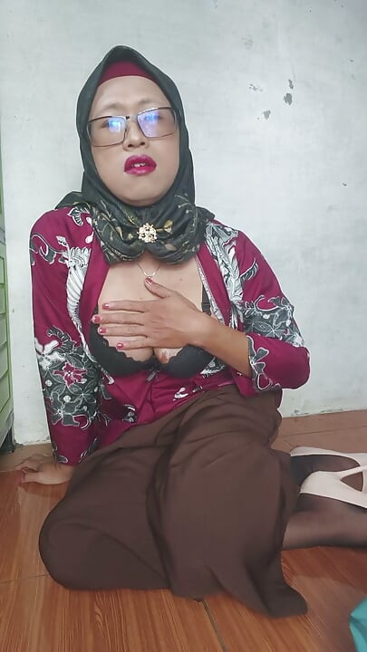 Hijab Shemale Mitha Zhe knullar sig själv med en dildo