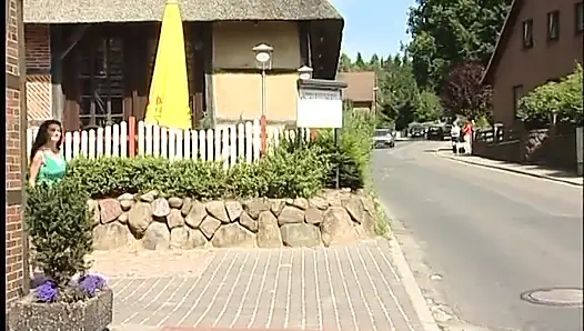 Remaja berambut merah semok mengangkat gaun di luar ruangan