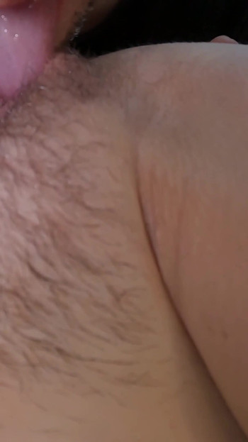 Zadivljujući trenutak iz "ekstremnog krupnog plana lizanja klitorisa i jedenja moje slatke mlade pičke s prskajućim orgazmom - ASMR"