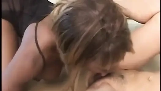 Pelacur lesbian antar ras ngentot pakai jari sambil muff menyelam di sofa