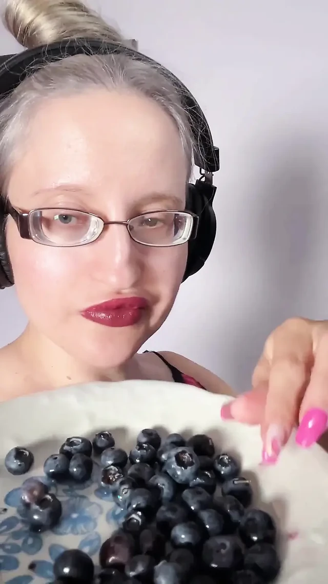 I Am Eating Delicious Large Blueberries