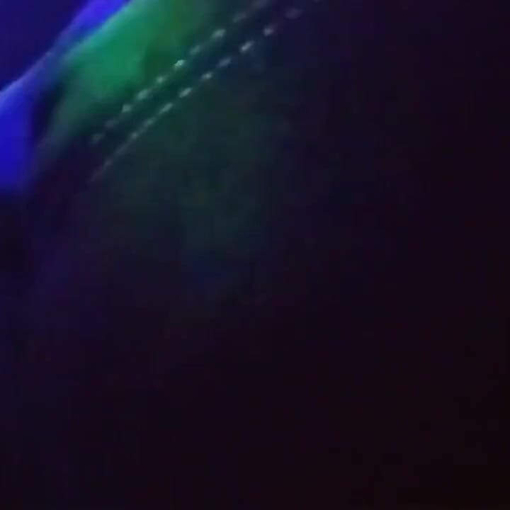 Raznobojno jebanje. Guram svoj kurac u svoju nevjernu komadre usred kiše svjetala...