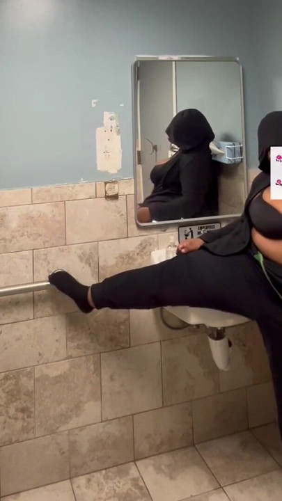 A calcinha da Hera venenosa está ficando molhada! | Clipe 3