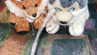 Pisse auf Fuchs und Husky-Plüsch