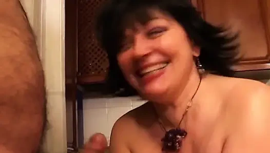 Azgın orta yaşlı seksi kadın mutfakta parmaklanıyor ve sikiliyor