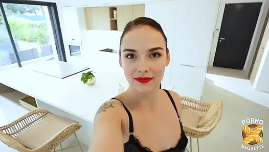 Lola, si seksi rambut cokelat, dientot habis-habisan
