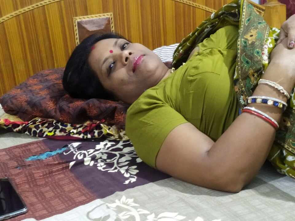 दिल्ली की प्रोफेसर सिमरन ने अपने सहकर्मी मिश्रा के साथ साड़ी पहनकर चुदाई की