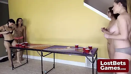 Empat lesbian hot lagi asik main game strip air pong
