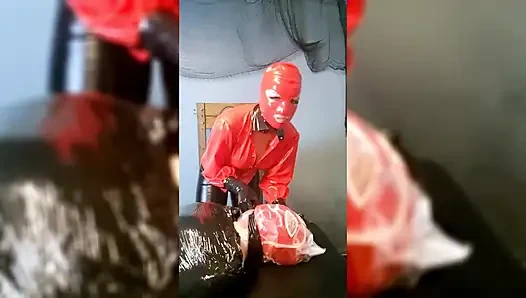 Lateks içinde mumyalanmış kölede aşırı nefes oyunu
