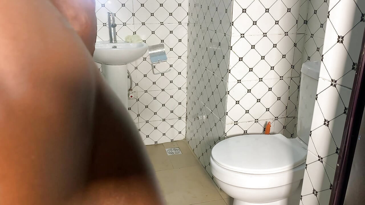 Destroying that Ebony slay queen bussy in the bathroom