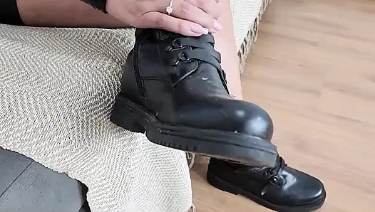 Cuck Slave Kiffa Kirli Botlarını Temizliyor ve Pantolonuna Boşalıyor