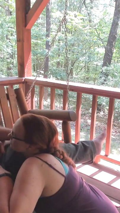 Συναρπαστική στιγμή από το "Outdoor Porch Swinging Blow Job and Pussy Licking with Ginger MILF Wife With Long Braided Hair"