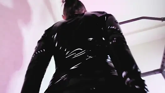 Fetisch-domina Eva latex heels solo swing domina BDSM kink brille milf reife herrin