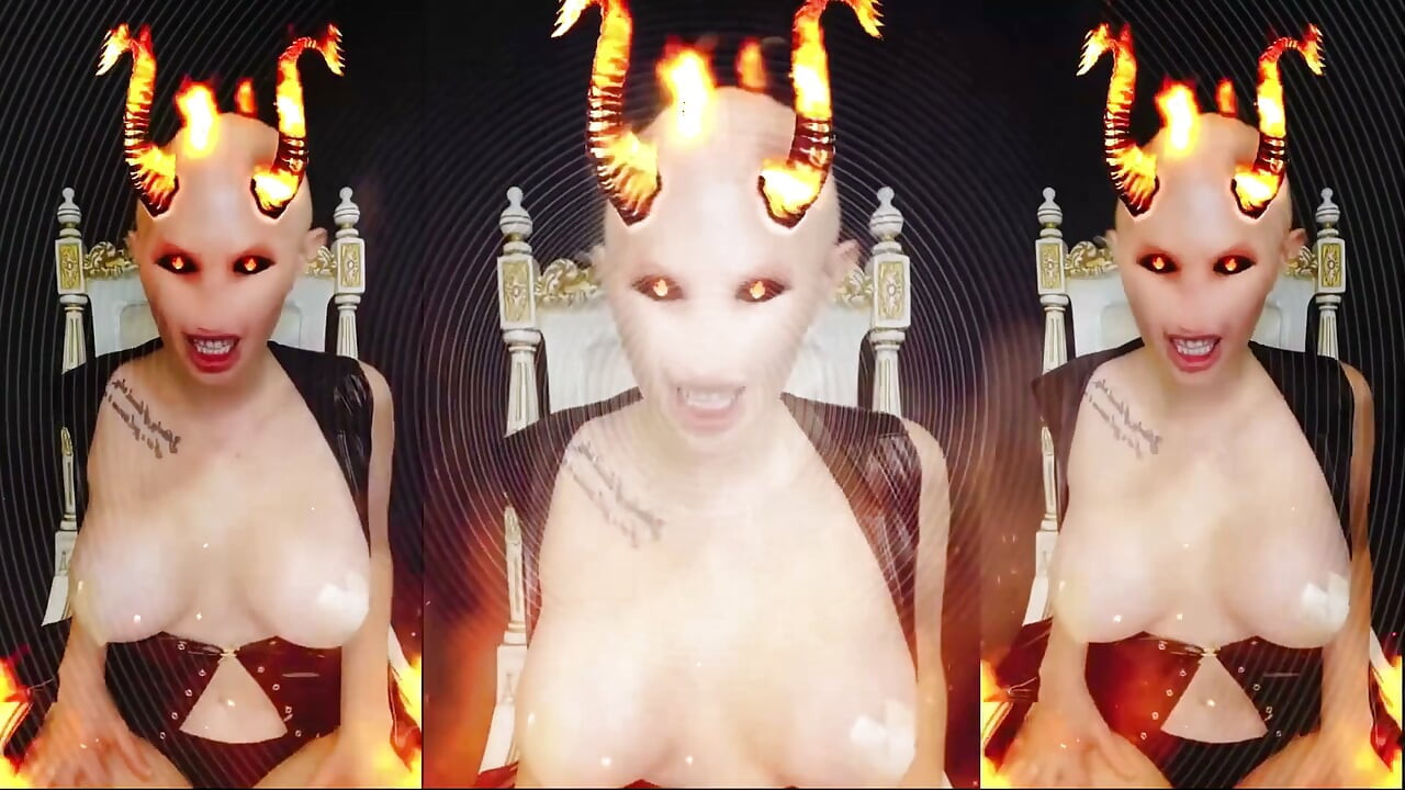 나는 너의 음탕한 새로운 종교이자 약한 순종적인 마음 안에 있는 새로운 어두운 신이다!