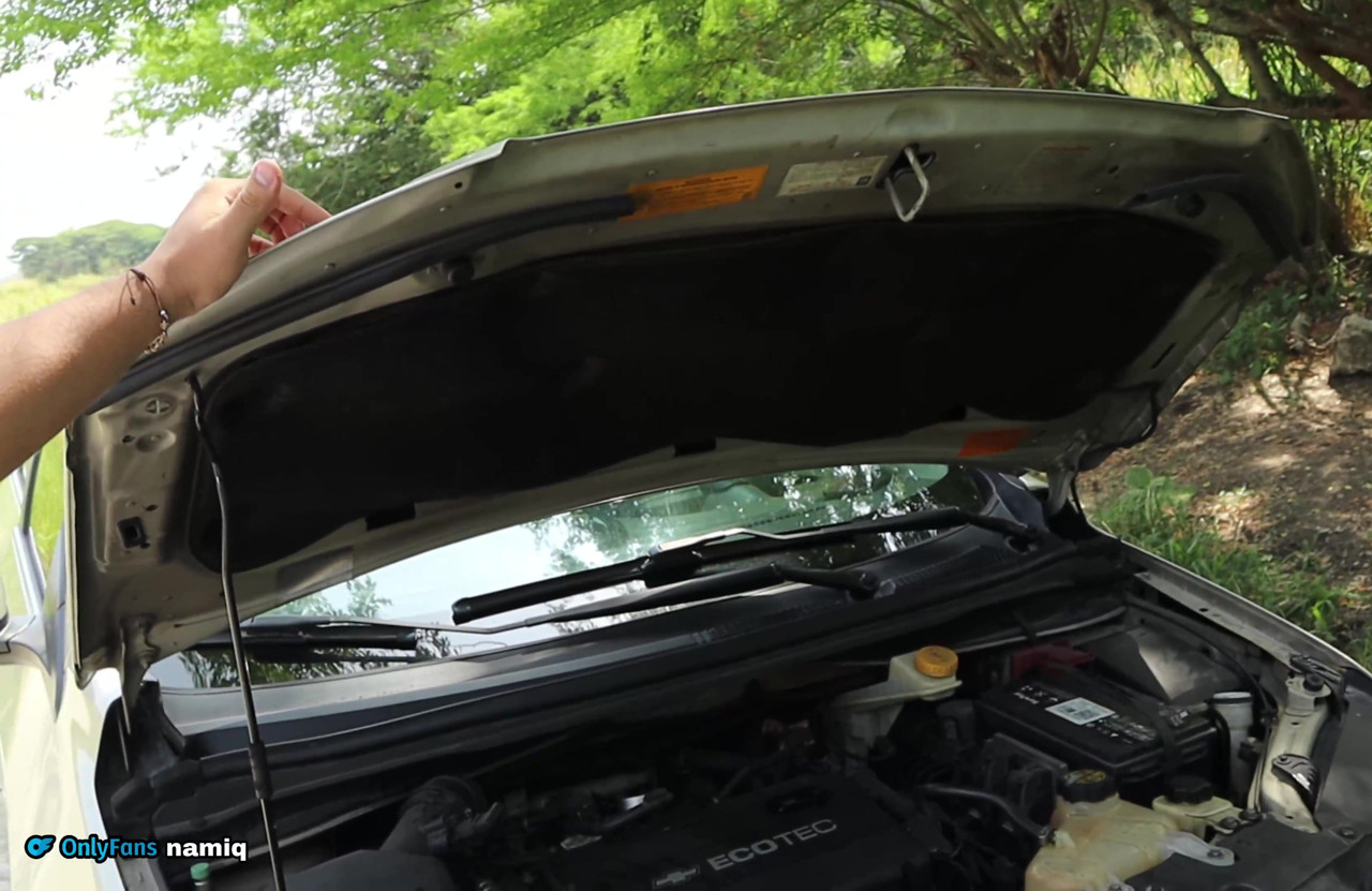 メカニックファック人妻はどこの真ん中で立ち往生