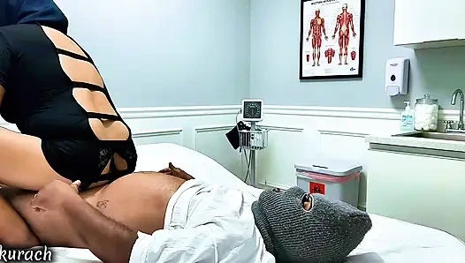 Heiße krankenschwester kam zu einem patienten und fickte ihn