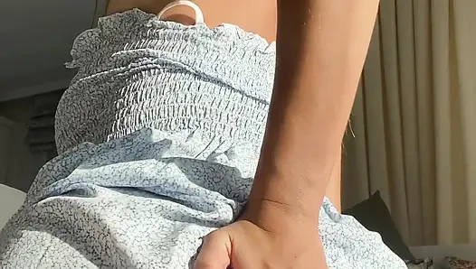 Ateşli esmer yakın çekim dildo emiyor ve onunla kendini sikiyor