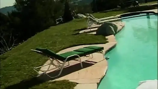 Sevimli orta yaşlı seksi kadın havuz başında yüze boşalma