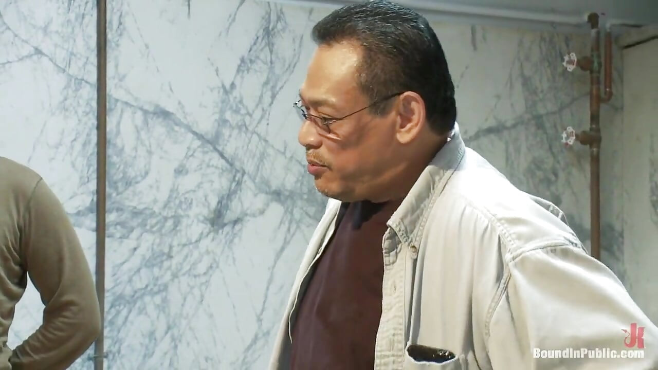 摔跤手在公共卫生间里因输掉比赛而被饥渴的人群轮奸.