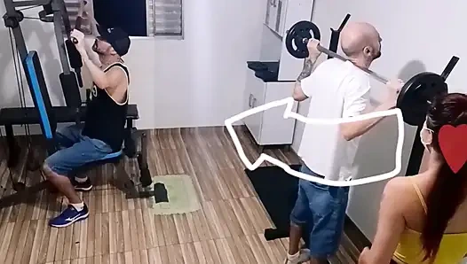 Eşi, kocasını spor salonunda arkasından aldatıyor!