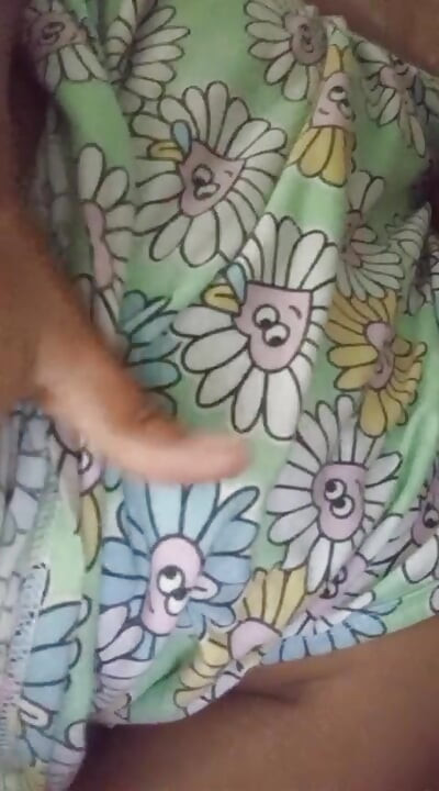 18+ دختر کالج برای اولین بار با سینه های بزرگ و خیس محلی سریلانکایی جمع می شود