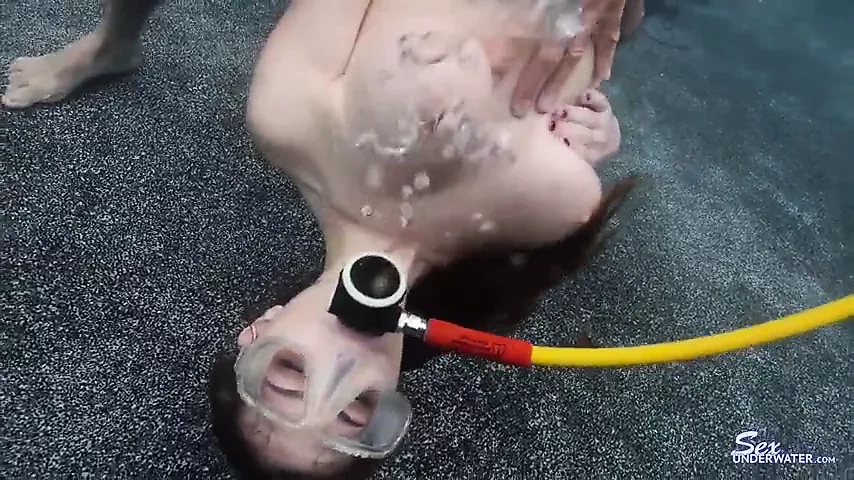 Molly Jane трахается с аквалангом