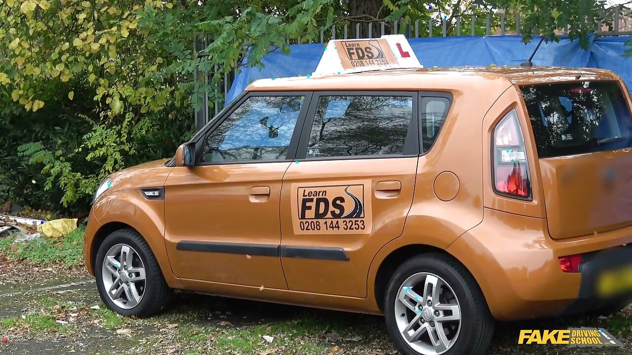 Fake Driving College - wspaniała Kiki daje loda na tylnym siedziku na tańsze lekcje jazdy