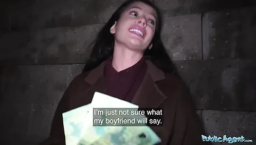 Einsames partygirl schleicht zum casting - public agent