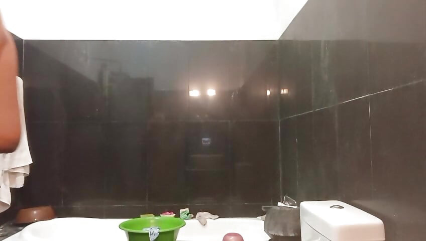 Desi młoda dziewczyna ostro fuking przez duży drewniany dildo i jęczy głośno