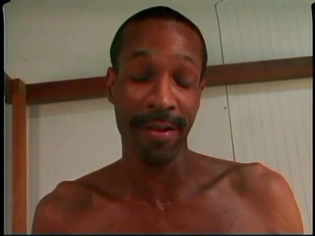 Un cuplu interrasial își satisface iubitul negru pe o canapea