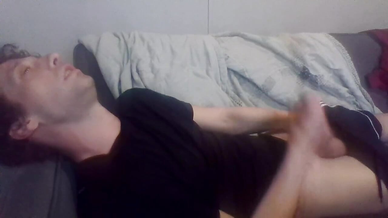 Küss mich und streiche deinen schwanz, während ich deine muschi überflute, während ich auf dein köstliches arschloch starre