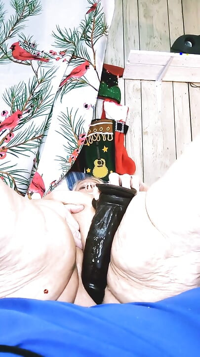 Ele a peituda cereja de sua buceta sem peluda