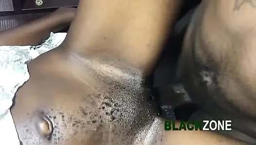 Я трахаю свою горничную со спины, пока она что-то искала