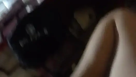 Üvey oğluyla sikişmeye davet edilen kızın ıslak olana kadar yalamak için lezzetli kıllı bir amcığı var