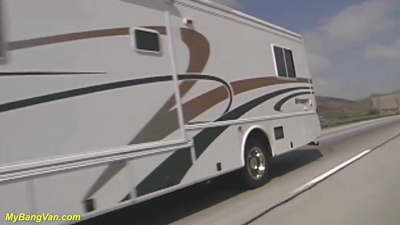 Une cowgirl se fait draguer pour une soirée dans une camionnette