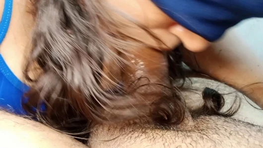 Adik tiriku yang masih muda nyepong kontolku dengan semangat sampai bikin aku sange berat