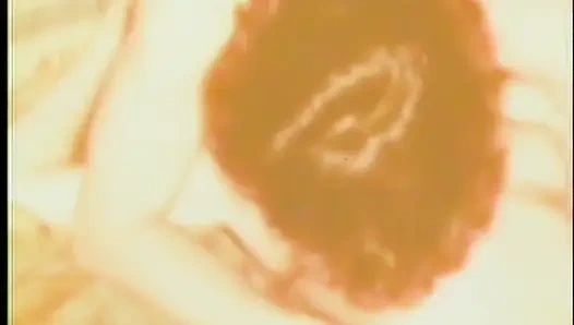 Лесбиянки лижут киску в тройничке, трахаются в винтажном видео